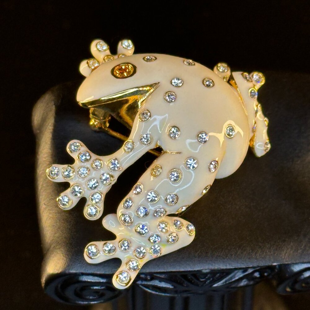 Vintage Rare Joan Rivers Thailand White Enamel & Crystal Frog Brooch